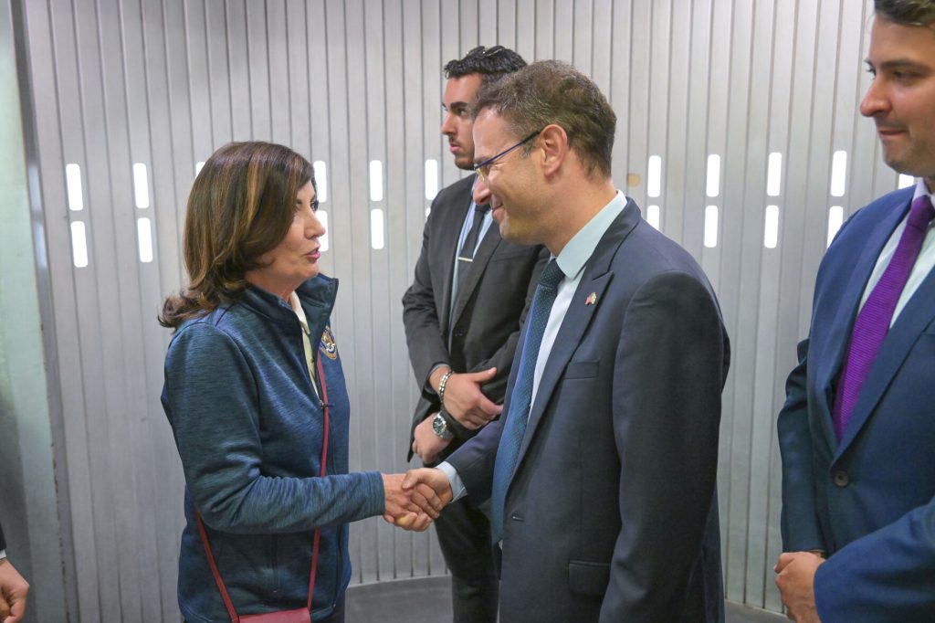 New York Gov. Hochul arrives in Israel in gesture of solidarity, meets ...